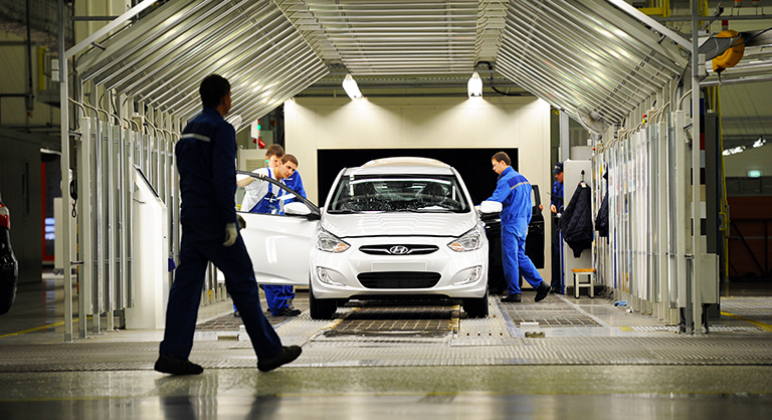  На фото: автомобиль Hyundai Solaris в сборочном цехе завода 